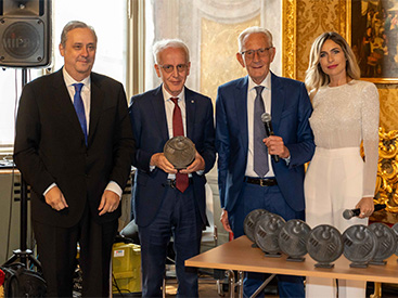Giovanni Pirovano, Presidente di Banca Mediolanum, ritira il premio di Banca FInanza per Banca Mediolanum