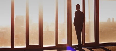 Consulente Private Banking osserva la citt&agrave; dall'alto